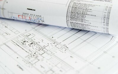 L’image montre un gros plan de plans d’ingénierie ou d’architecture.