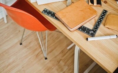 L’image montre un bureau en bois avec divers objets dessus.